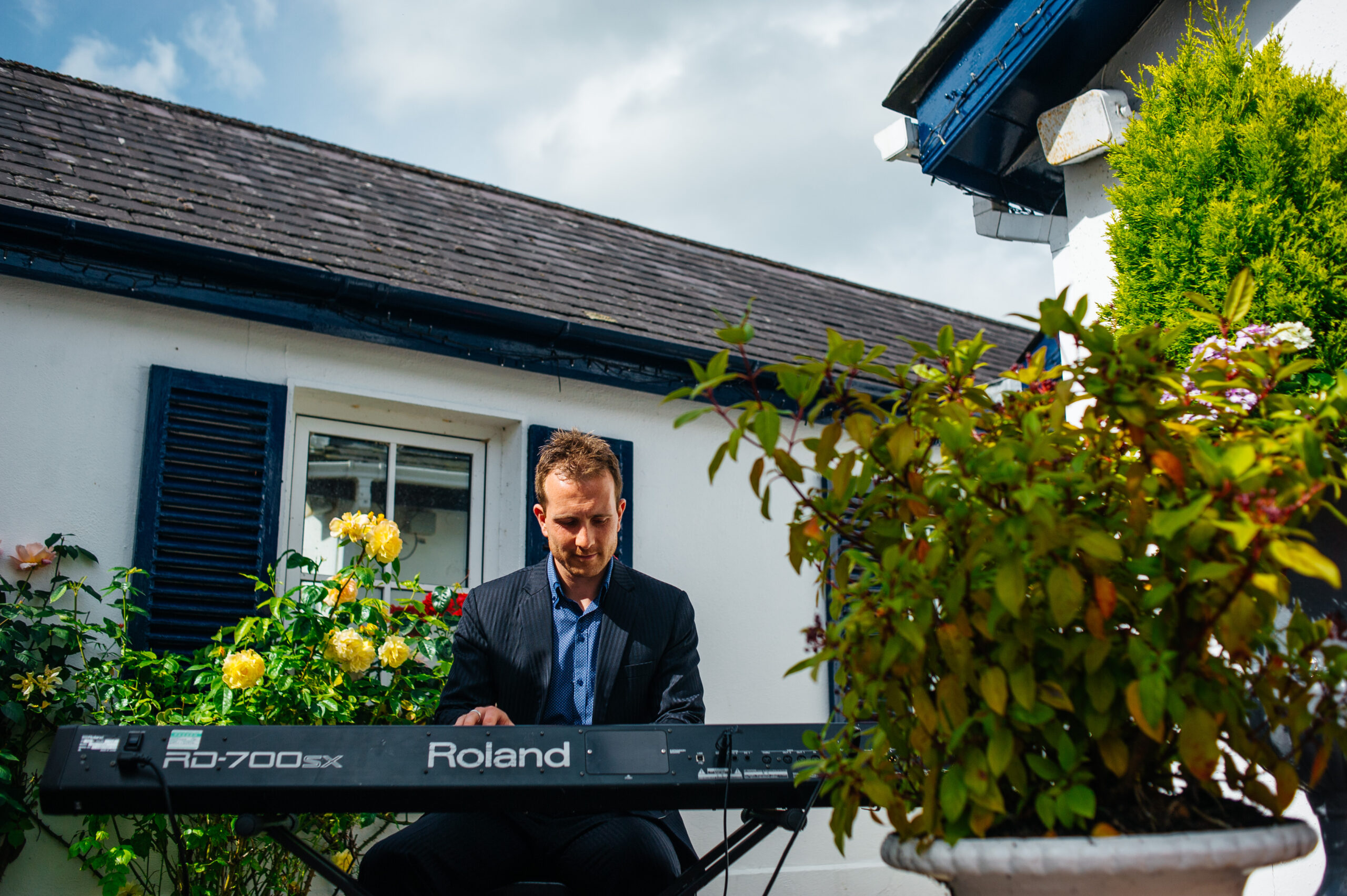 Joe Kenny playing piano outdoors at wedding drinks reception in The Stationhouse, Kilmessan, Co. Meath