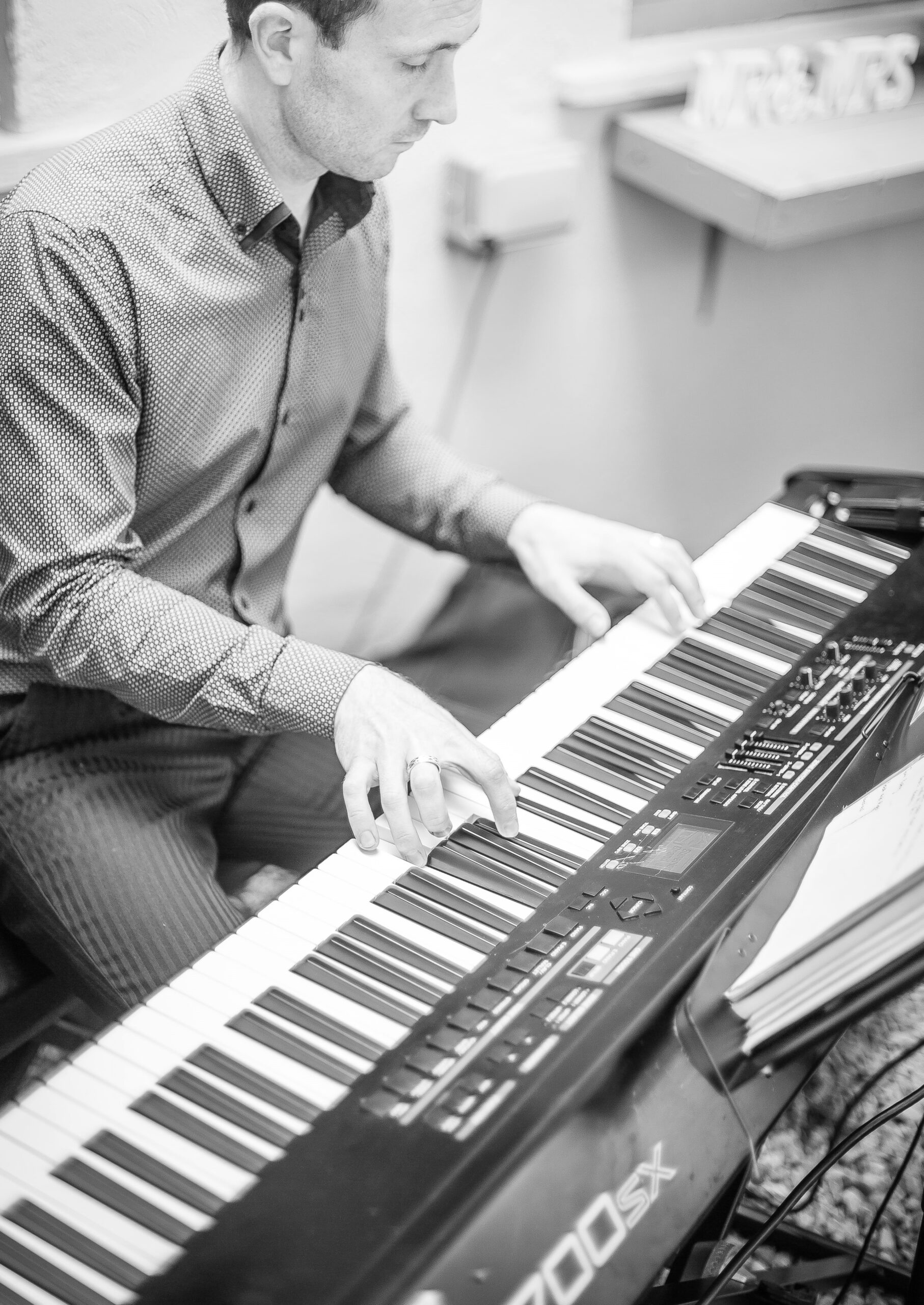 Joe Kenny playing piano at wedding drinks reception in Stephen's Green Club, Dublin